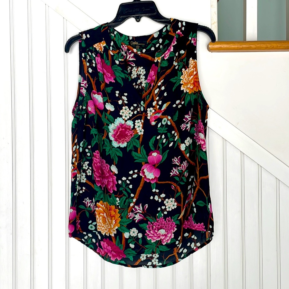 Women’s floral blouse. Brand Dalia. Size medium.